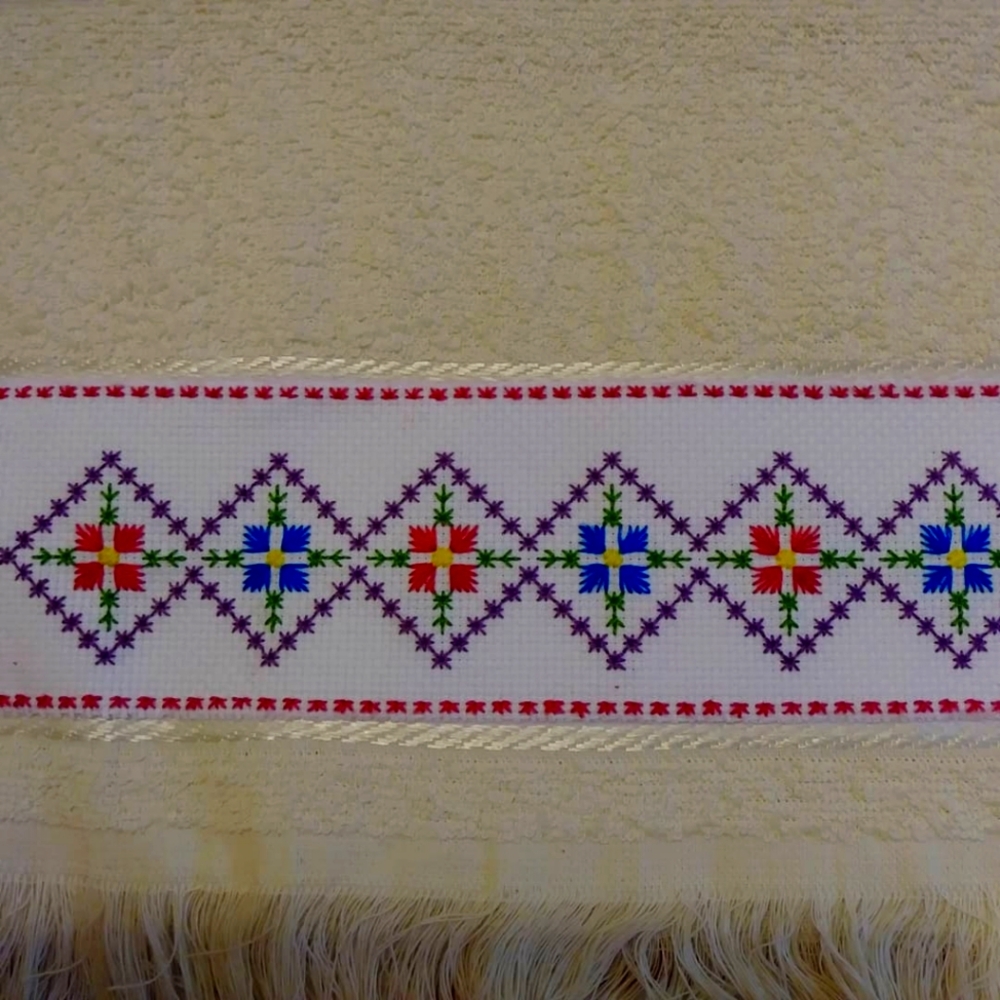 1888 Mills Beige Fingertip Towel Deluxe Geometric Hand Embroidery Design (1)